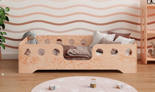 Drewniane łóżko z barierkami wykonane ze sklejki sosnowej w kolorze naturalnego drewna z wejściem na środku